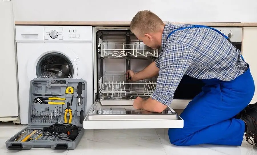 Söğütlü Vaillant servisi teknisyen ekibi beyaz eşya tamiri yaparken